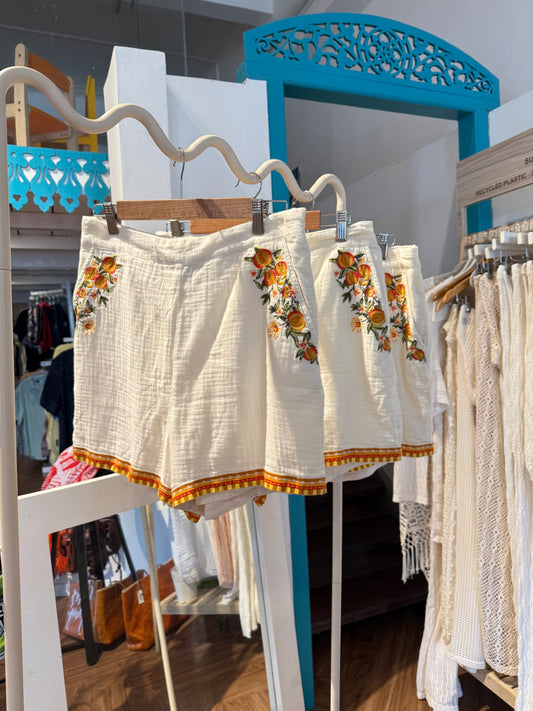 True - Vera Moda Embroidered Shorts Cream - SK-VM-ECS