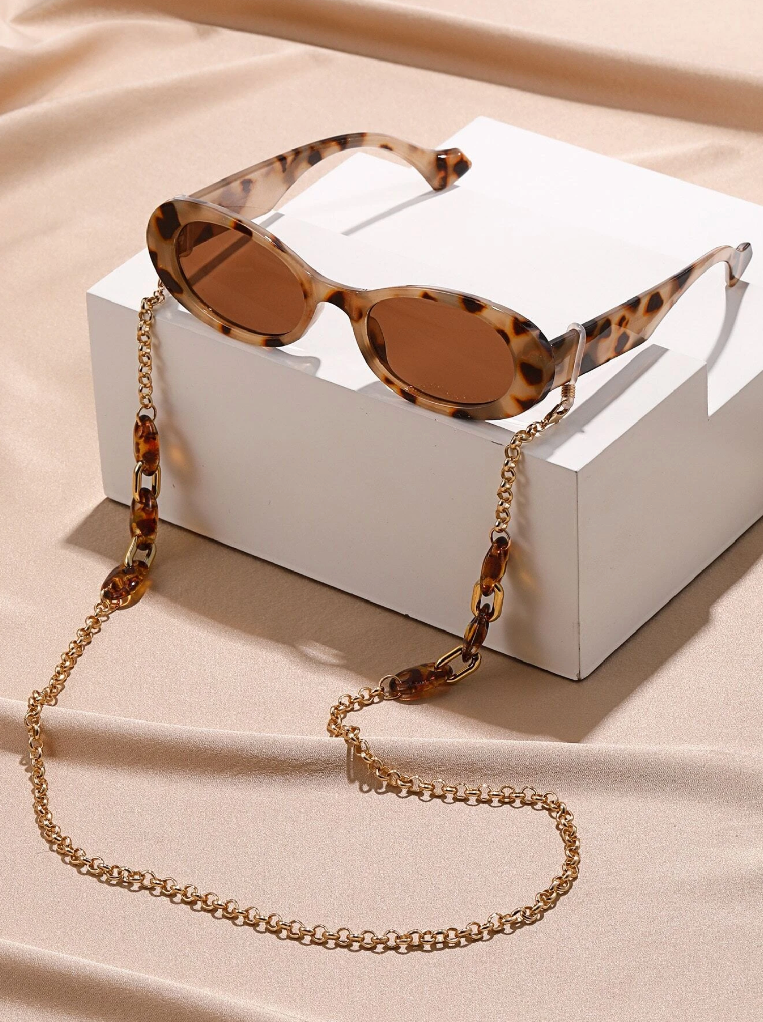 SUNGLASS COLLECTION - Oval Frame & Vintage Chain